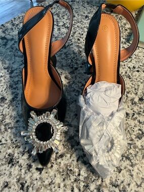 New Vetaste Black Patent Pointed-Toe Slingback Heels with Crystal Brooch